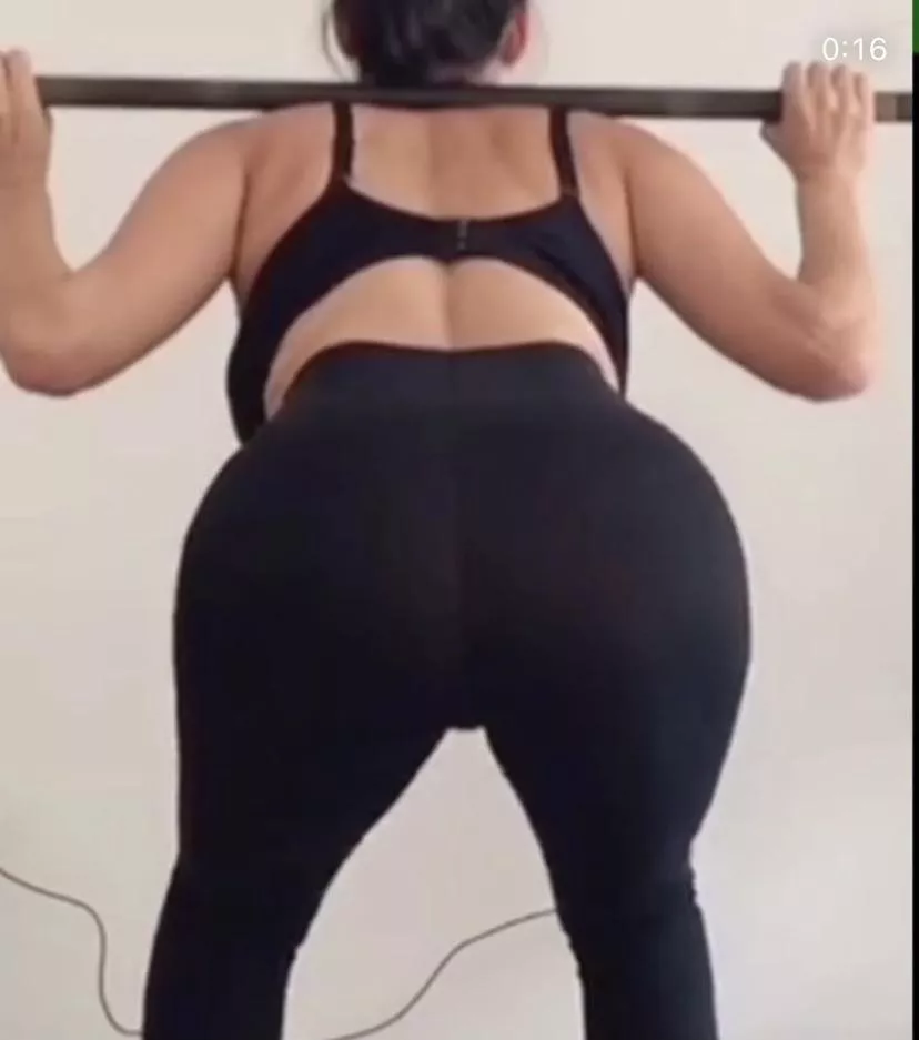 Nikki Bella Arching her Back Showing us her MILF Ass🍑🤤