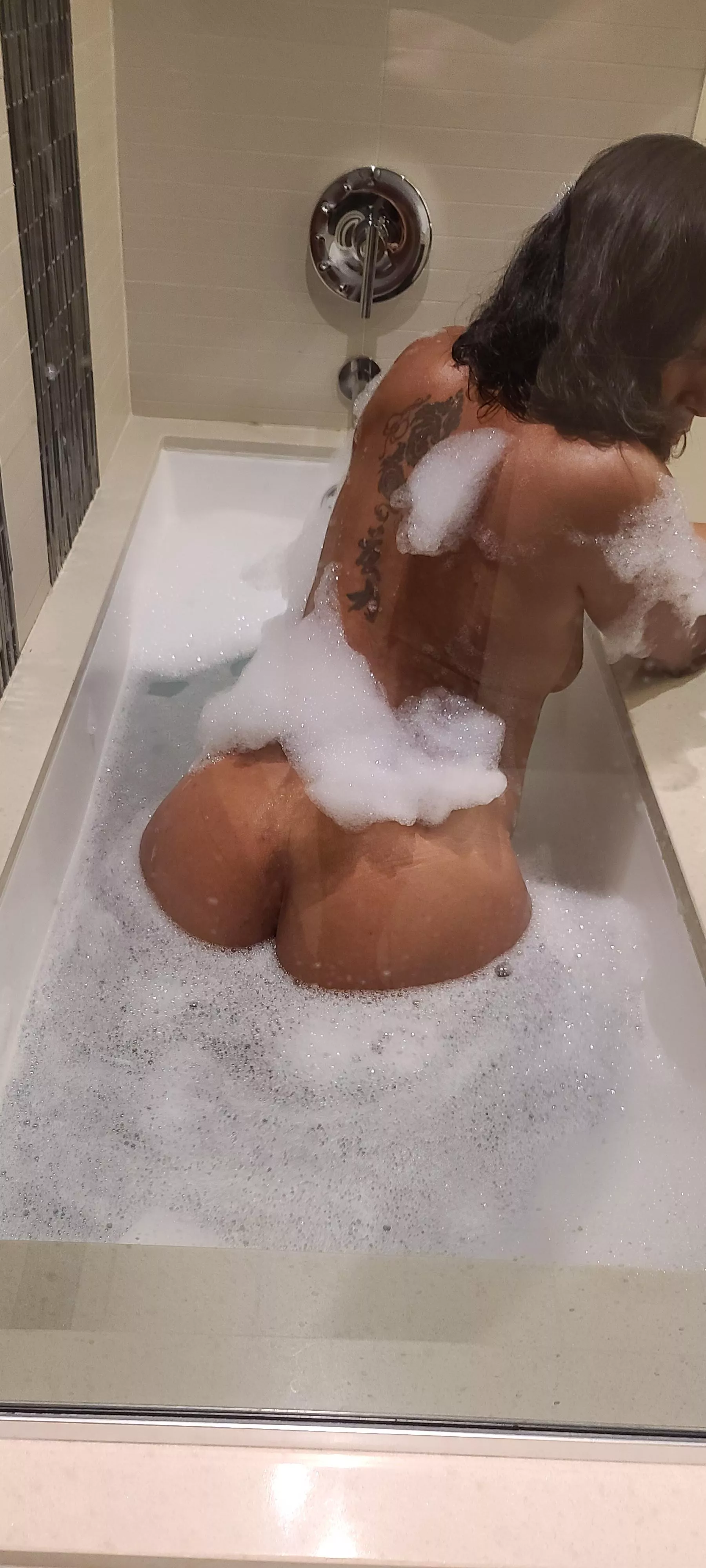 Nikkik69 sexy booty in the tub