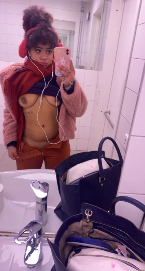 No bra, no panties <3