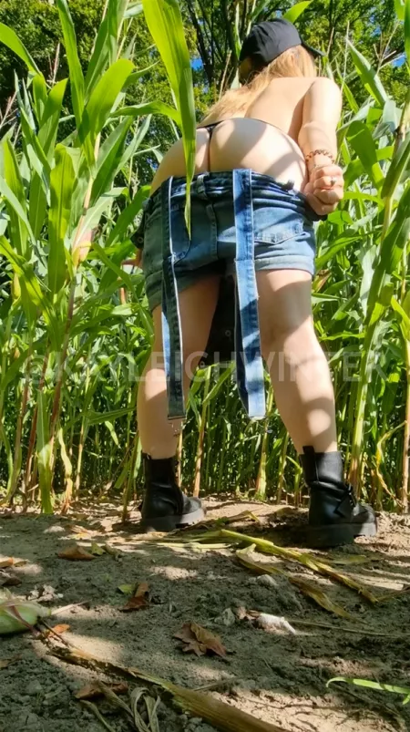 No I didn't stick a corn up my c*nt. 🌽 Oh wait, yes I did 👀