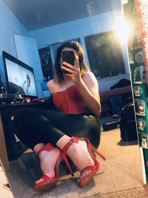 No need to comment on the movie in the background, comments about me are much better 😘👠