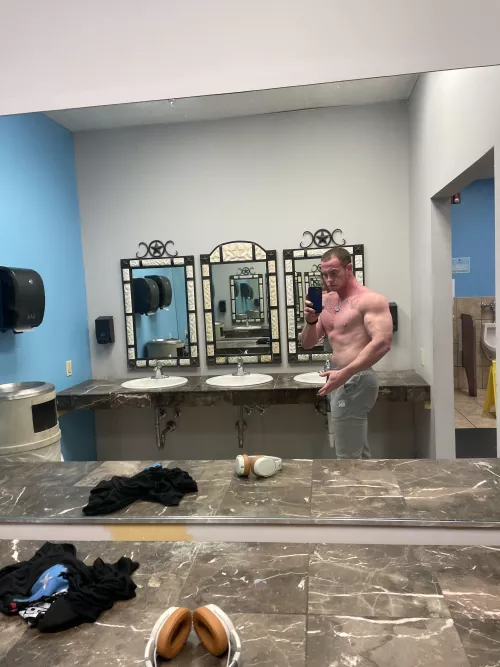 No nudity here, just showing off (m)y gains π