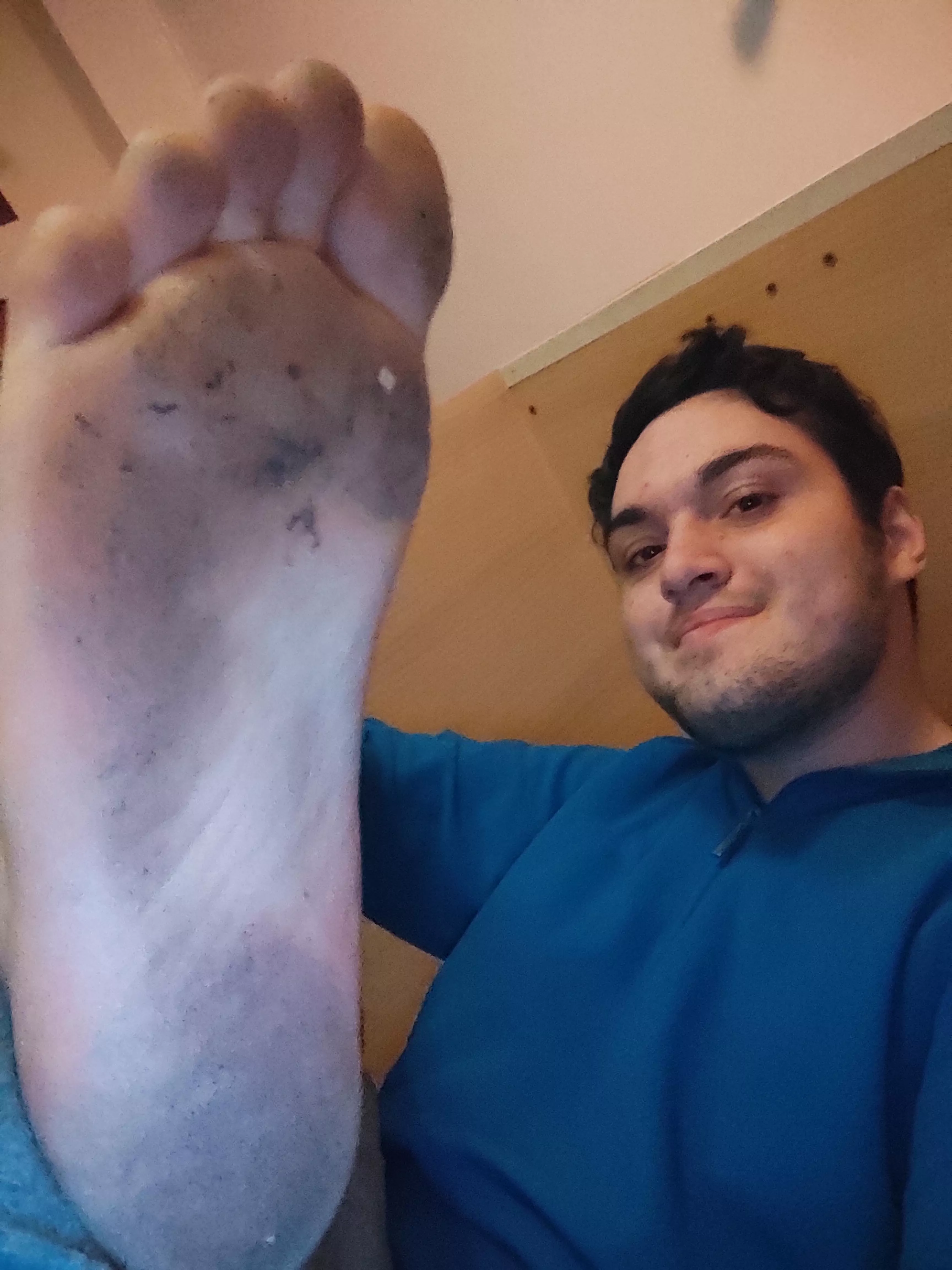 No one ever dms me... 👉🏻👈🏻