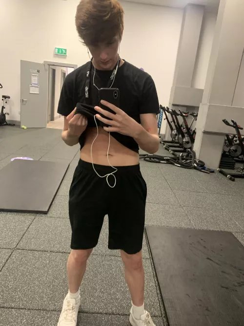 no one was in the gym so I quickly took one of those gym guy selfies but I heard a noise behind me and jumped lmao😅