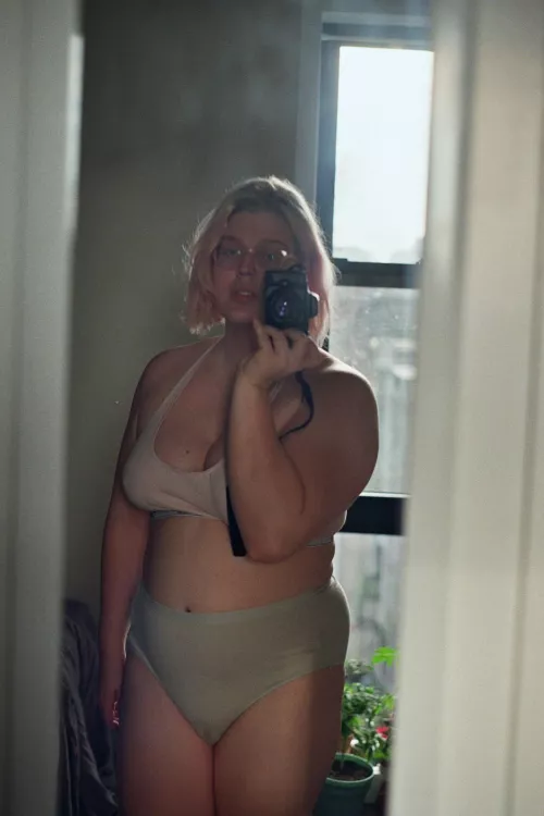 Not a gainer (yet) but kinda love how my belly looks here