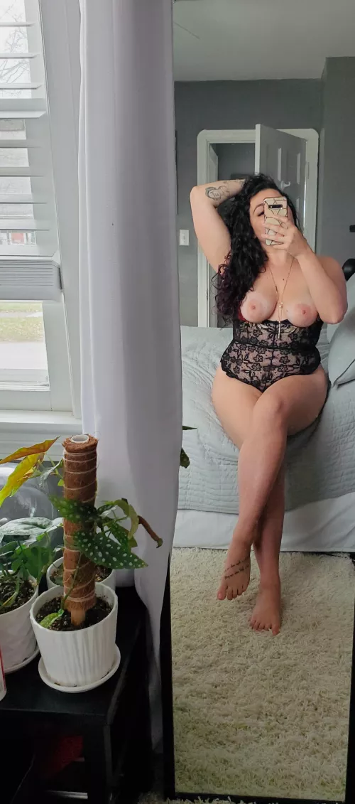 Not panicking at all at the fact I posted a selfie. π³π¬ here's a mirror selfie with no face. (F 32)
