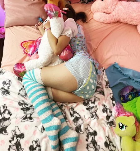 nothing better than sleeping in a freshly changed diaper π€€βοΈπ§·