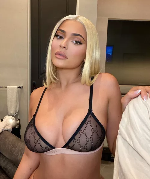 Nothing feels better then pumping to kylie jenner all day,feels like being in my place