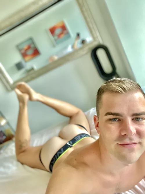 Nothing like a new jockstrap to frame the booty 😋