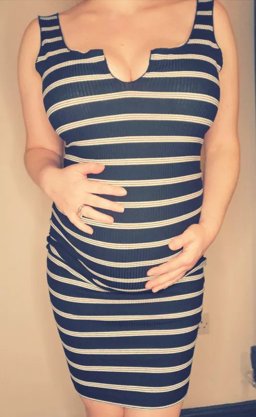 Nothing sexier than a tight dress on a baby baby bump π