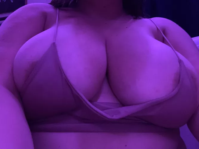 now accepting volunteers for boobie massages 😈🙋🏽♀️