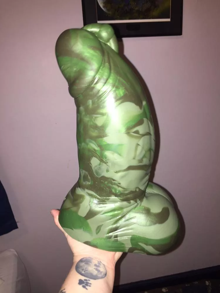 Now to make it fit 🥵 XL Pearce from bad dragon.