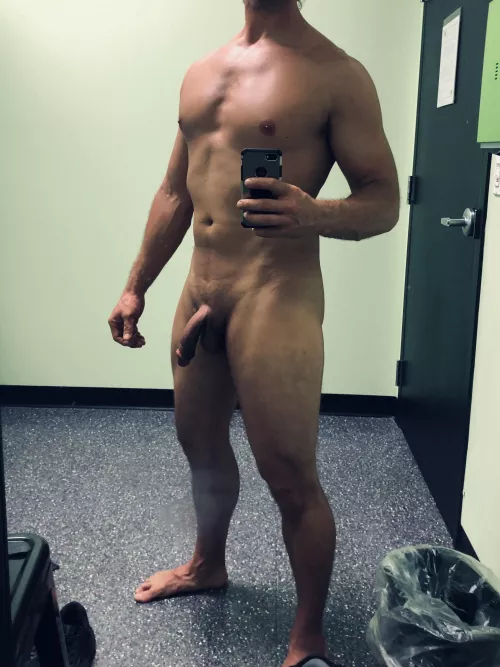 Nude tanning room selfie at my gym. Wonder if anyone from my gym is on here… [m]