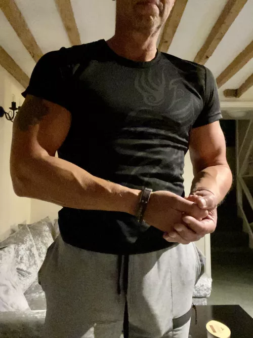 Obligatory grey joggers bulge. Enjoy… ;-)