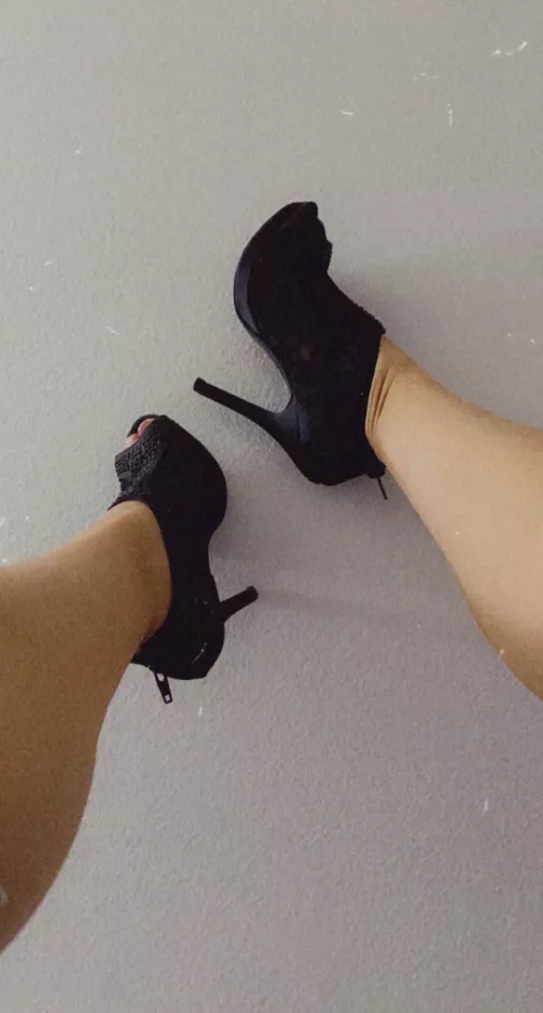 Obsessed with these peep toe ankle booties✨🖤