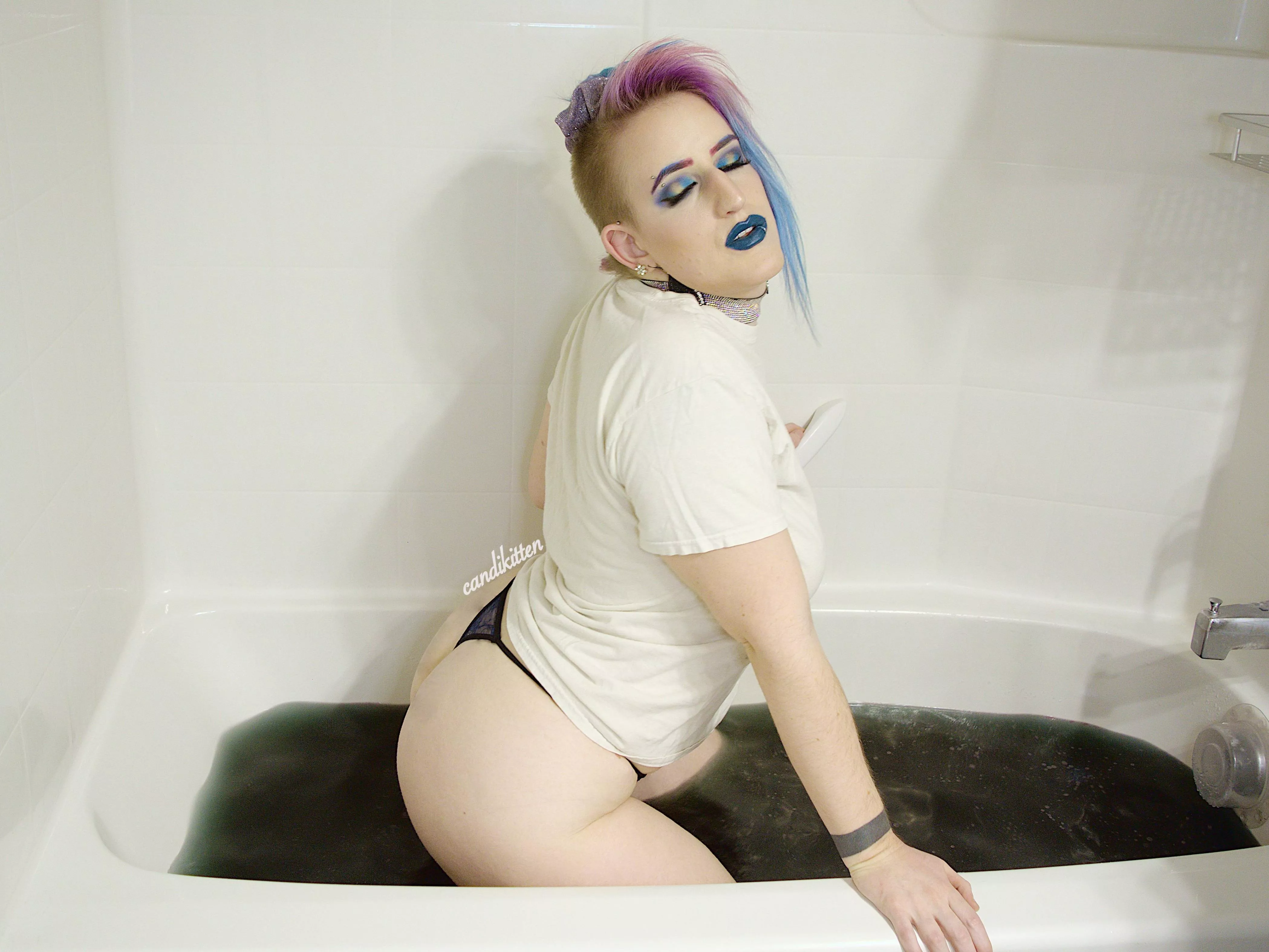 [OC] Bath time, but make it goth 🖤💙