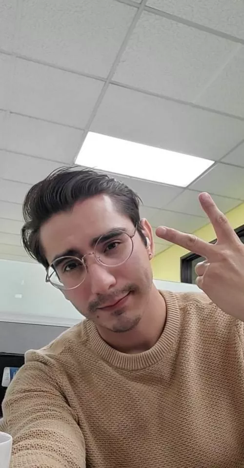 Office selfie! Thought it'd share my new glasses. 🤓