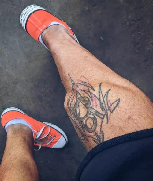 Oh good ol' leg day, what's better than a good calf ? A tattooed calf š