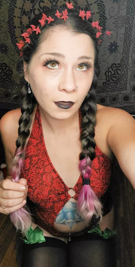 Oh, you want to grab them like handles while I'm down here? Yes please 🙏