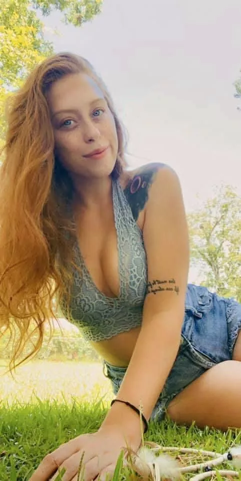 okay we pullin an all nighter 💪 here’s a picture of a random selfie shoot in my yard 😋