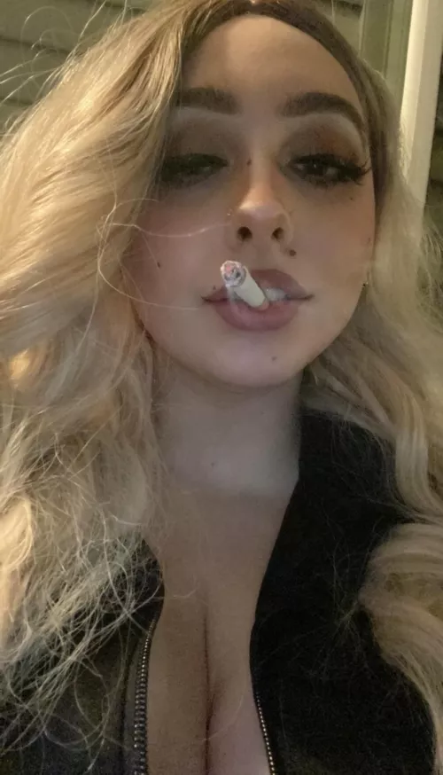 ome watch me smoke and check out my perfect DD tits ❤️