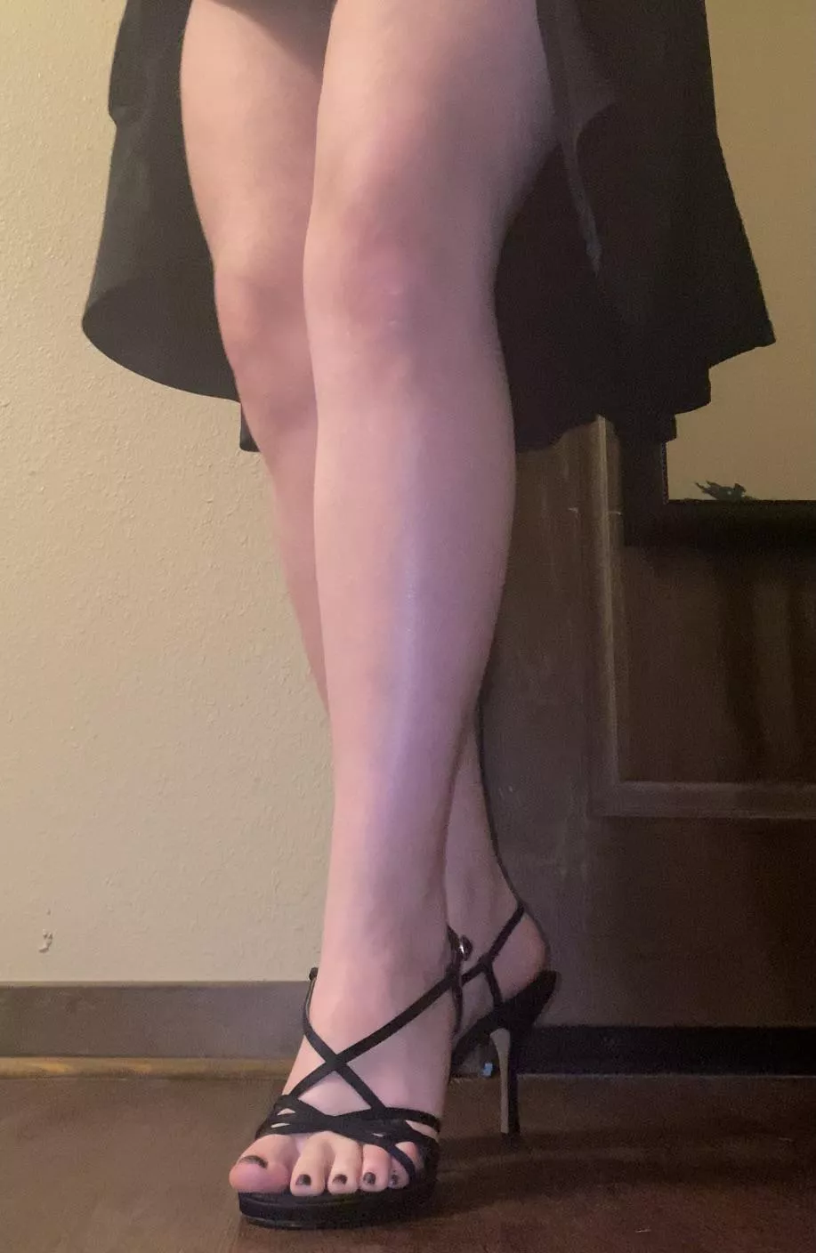 Omg I love how my legs and toes look!! What do you think? 🥰 what food would you like to see them covered in?