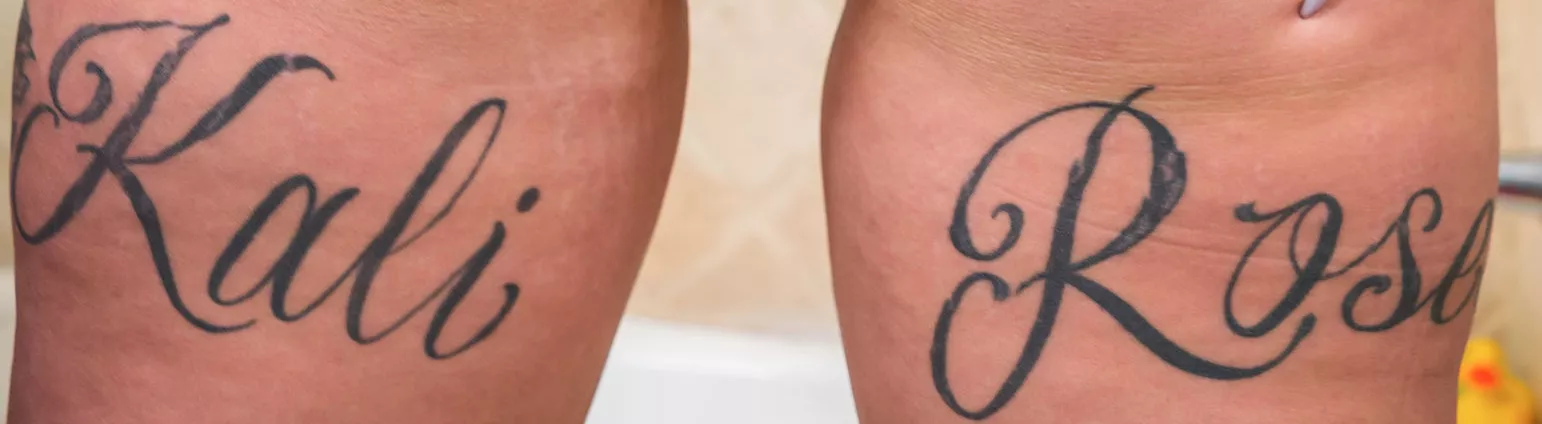 OMG, stretch marks on her signature tattoos!!! 😋
