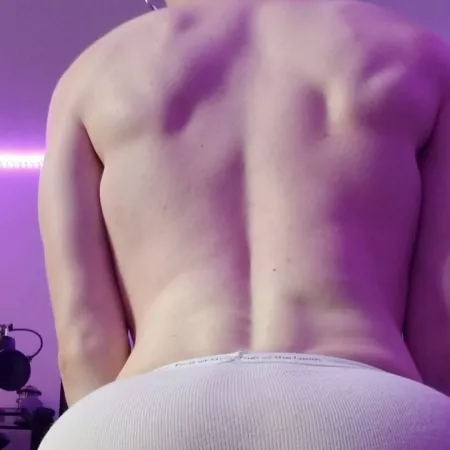 One day I won't have to rely on lighting to make my back look muscular πͺπͺ