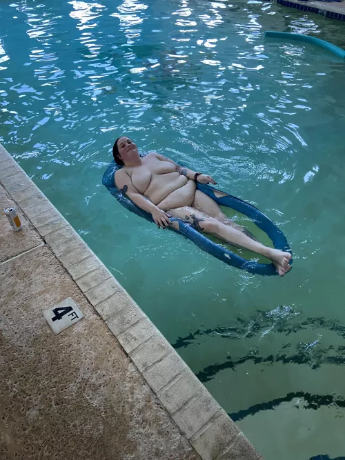 One last pool pic for the belly lovers. 💦