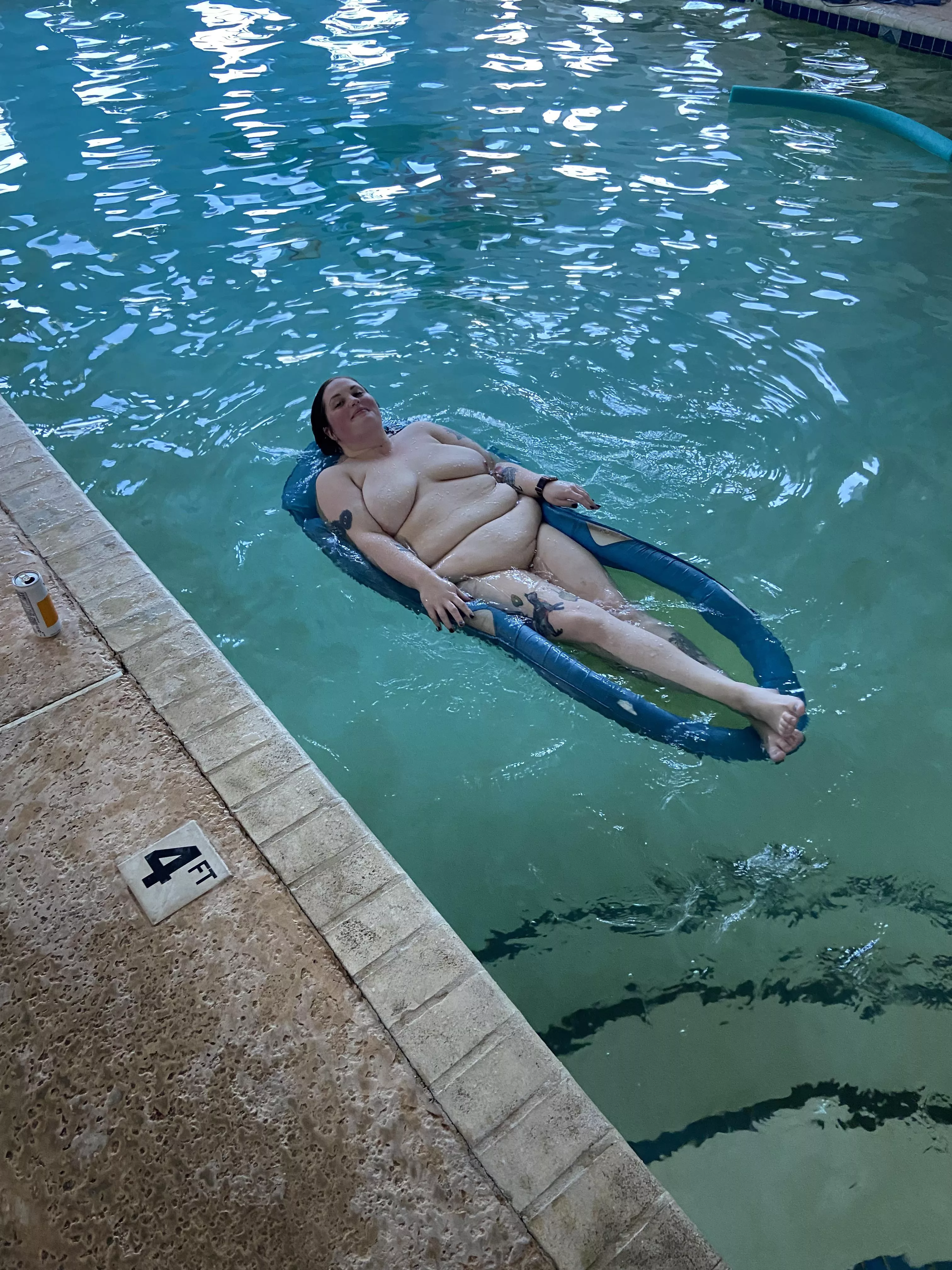 One last pool pic for the belly lovers. 💦