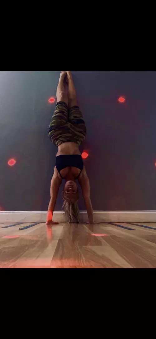 One of my hubbies, workout everyday! I can do almost every pose!!!๐๐