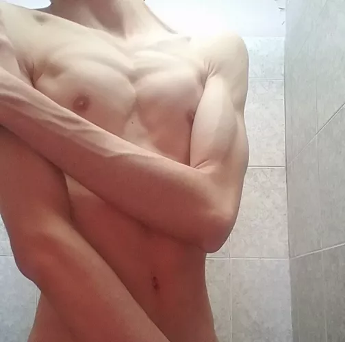 One of the advantages of being skinny is that your muscles are quite notorious when flexing