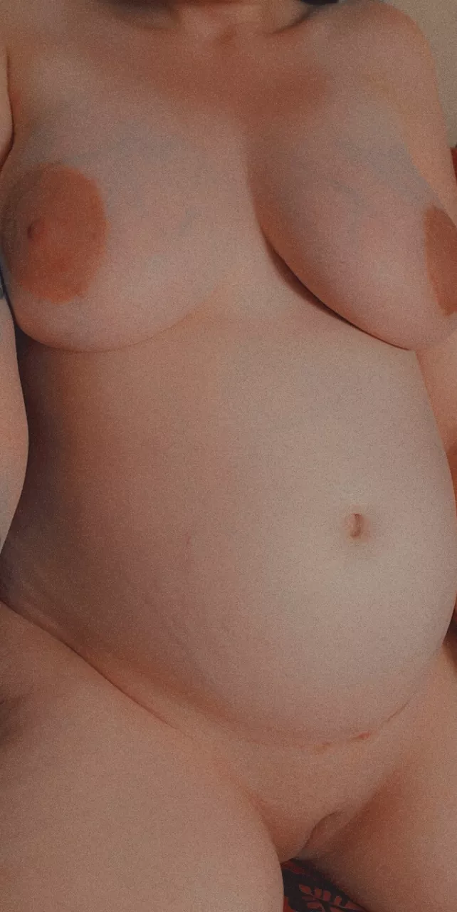 Only 12 more weeks left with this belly. Get your content before its too late 😘🔥