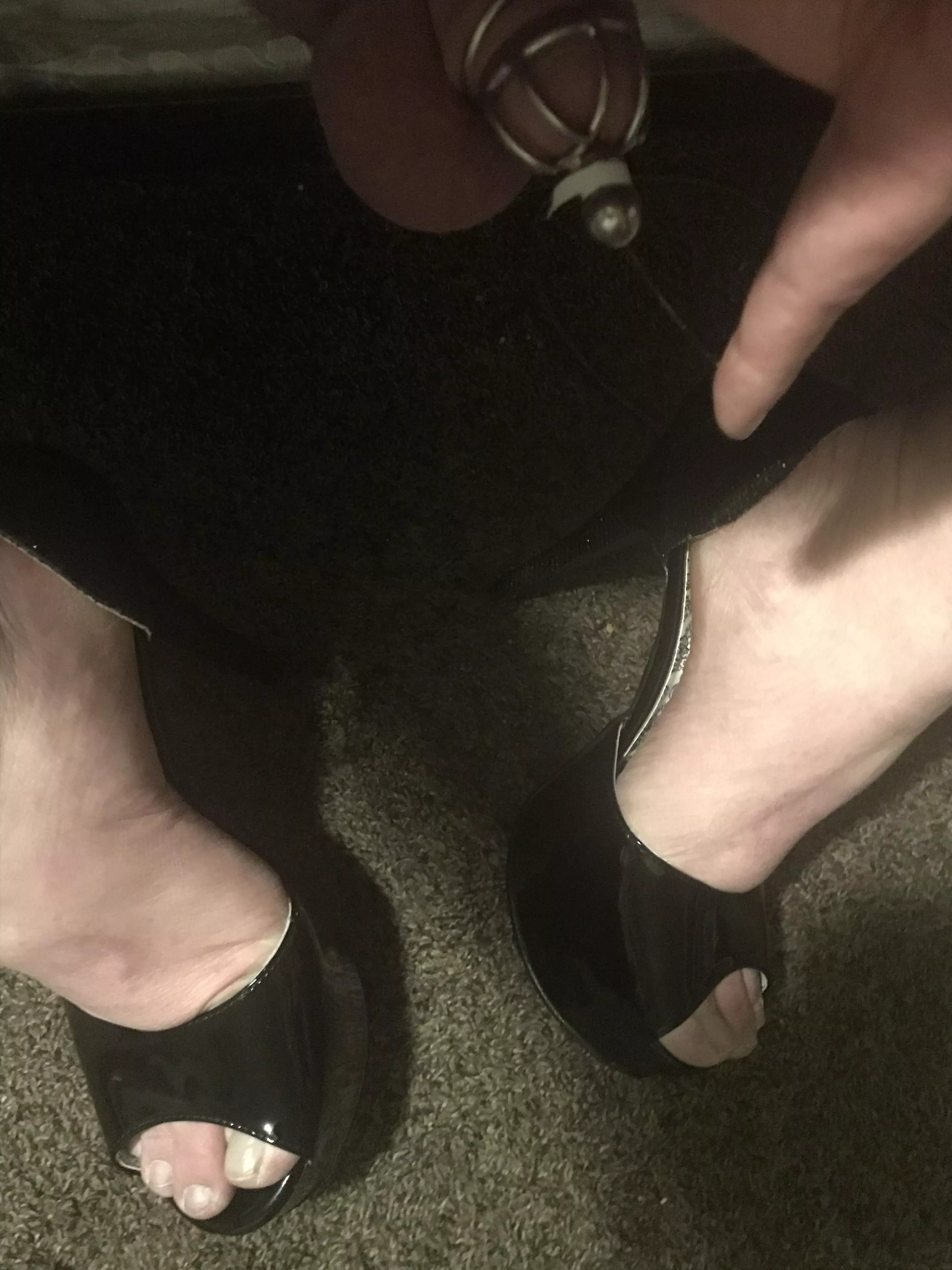 Only been locked up for 20 minutes and already leaking like a faucet. What color should I paint my toes? Only been locked up for 20 minutes and already leaking like a faucet. What color should I paint my toes?
