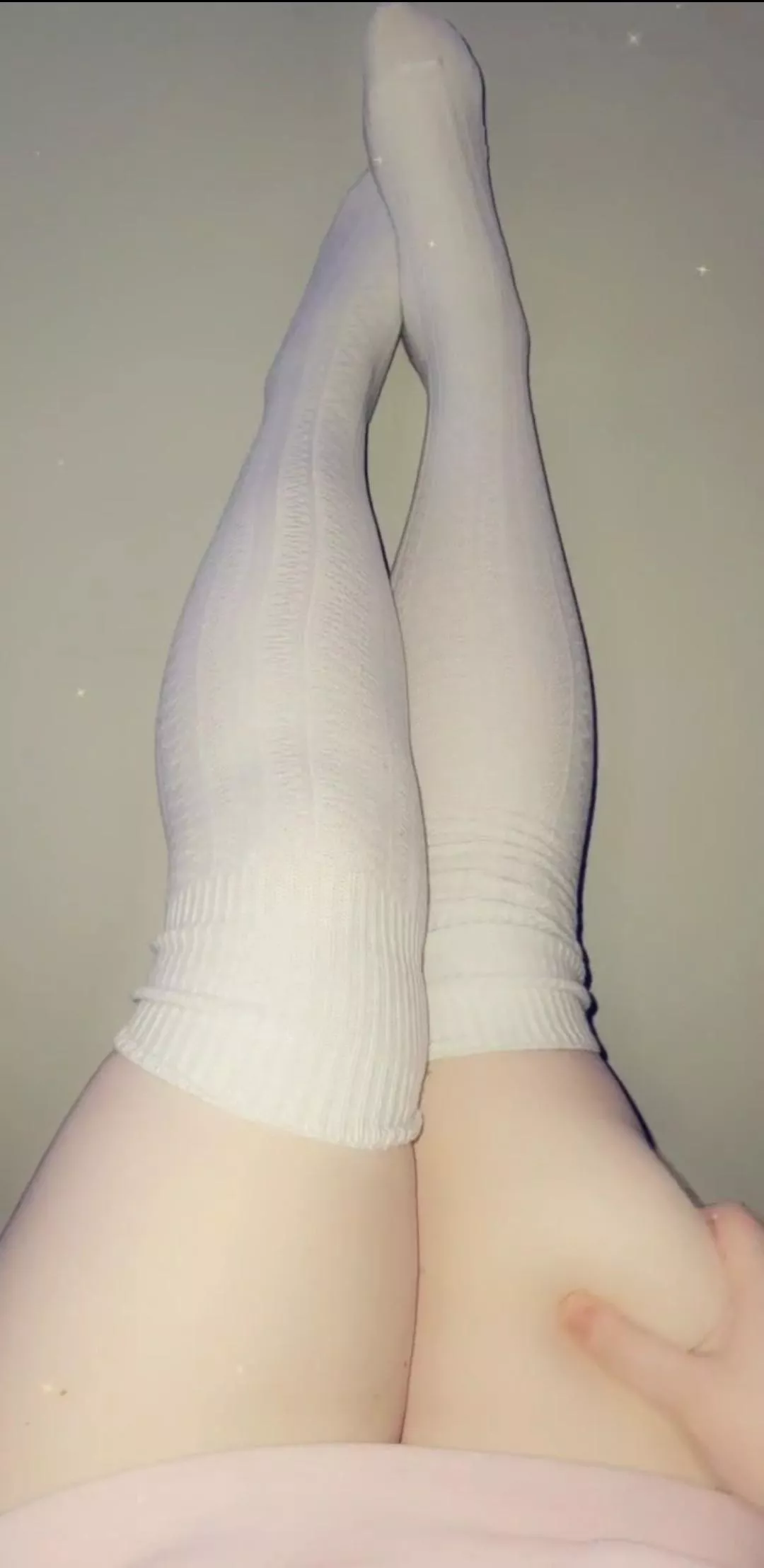 Oopsie I deleteds accidentally. I present to you my squishy white thigh highs ☺️💕