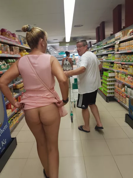 Ops, CAUGHT| flashing my no panties bum 😯😉😂