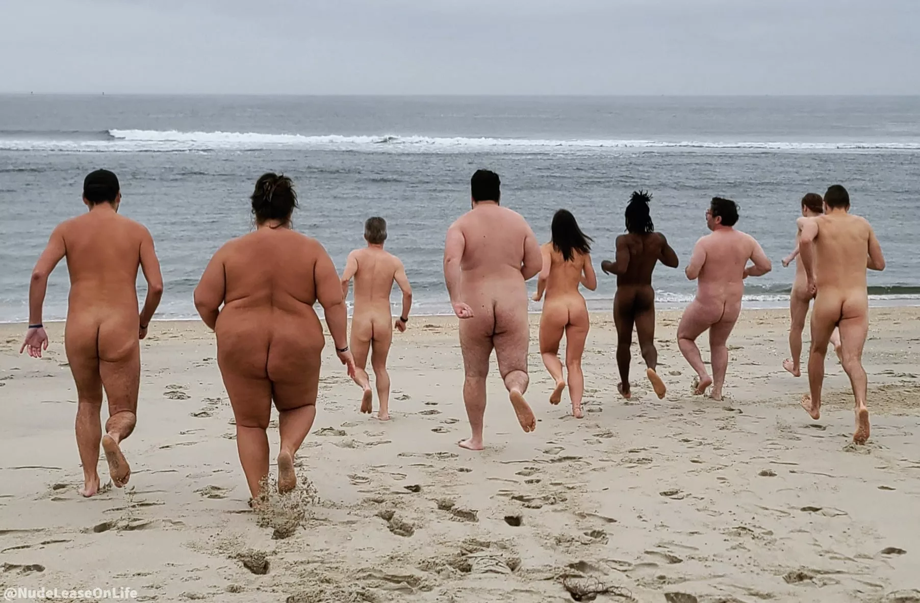 Our first Polar Bare Plunge at Gunnison Beach was a great success! Thanks to everyone who came out (many more than pictured here) and to the kind folks at Decent Exposure for helping to organize the event. Happy New Year everyone!! 🐻‍❄️🎉