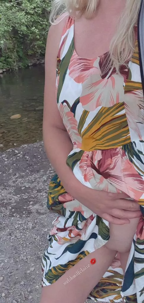 Out for an evening stroll, thought i'd treat you to me flashing in my summer dress ๐ Out for an evening stroll, thought i'd treat you to me flashing in my summer dress ๐