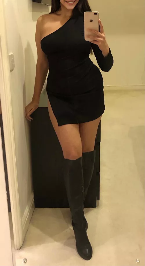 Out for cocktails tonight with no bra or panties on... 🤭😈