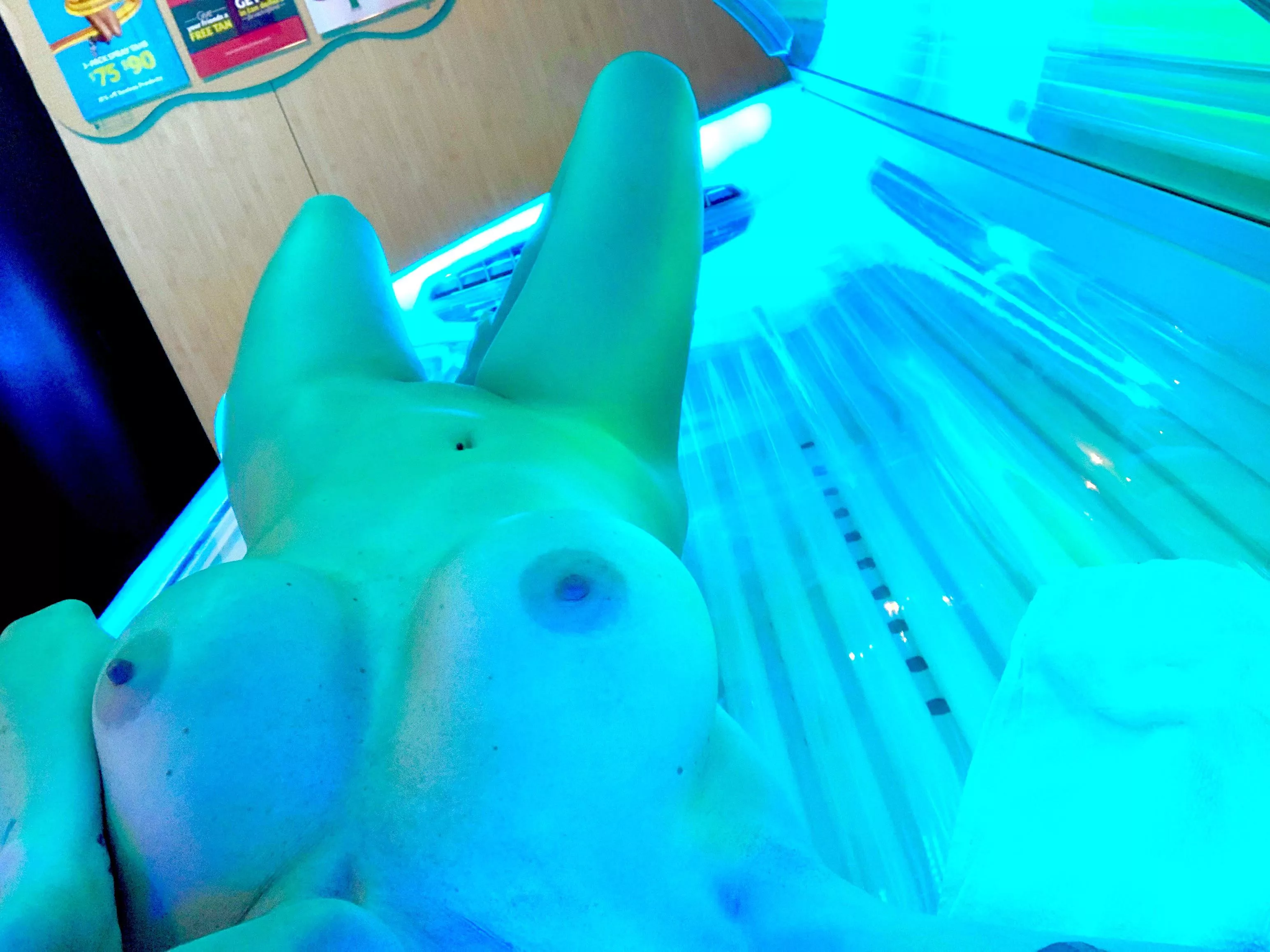 Out here trying to get rid of my tan lines 😛 I’d love to show you more