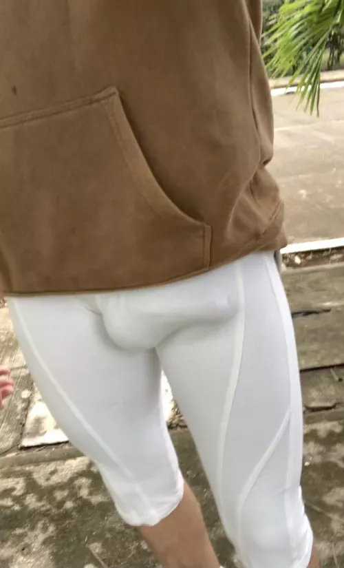 Outline in White leggings