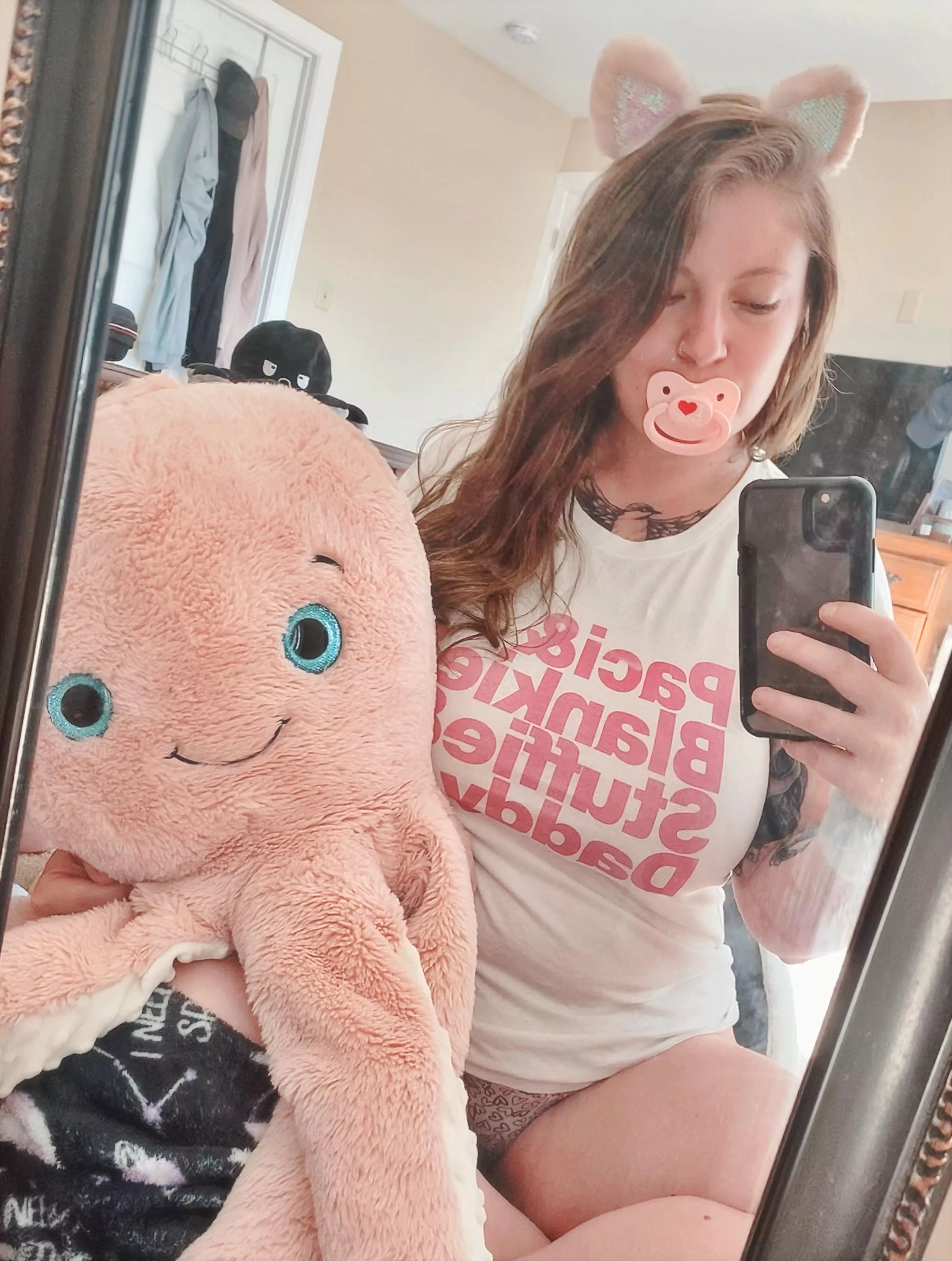 Paci ✔️ Blankie ✔️ Stuffie ✔️ Just waitin’ on Daddy to come home from work and everything will be all better 💕 Paci ✔️ Blankie ✔️ Stuffie ✔️ Just waitin’ on Daddy to come home from work and everything will be all better 💕