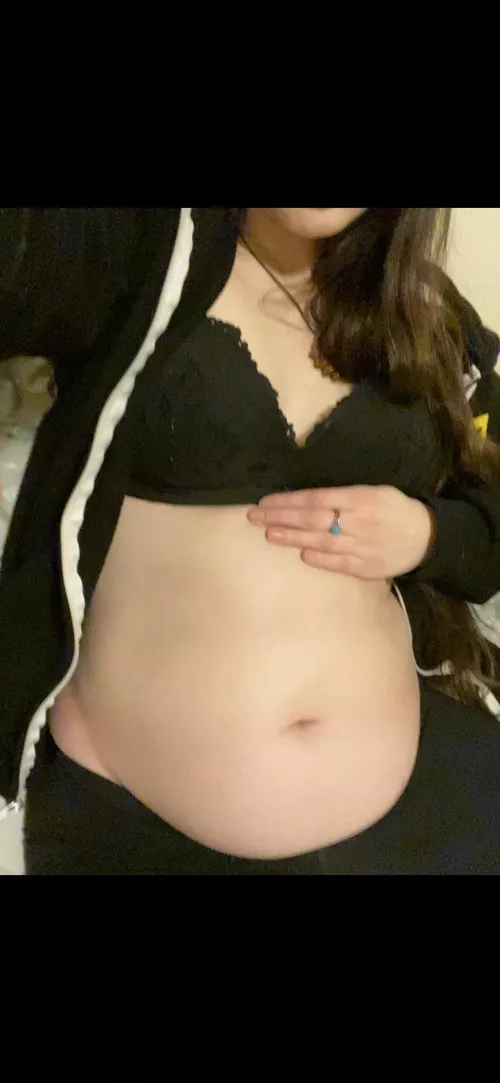 Packed tight with shrimp alfredo & breadsticks from Olive Garden.🤤🥵