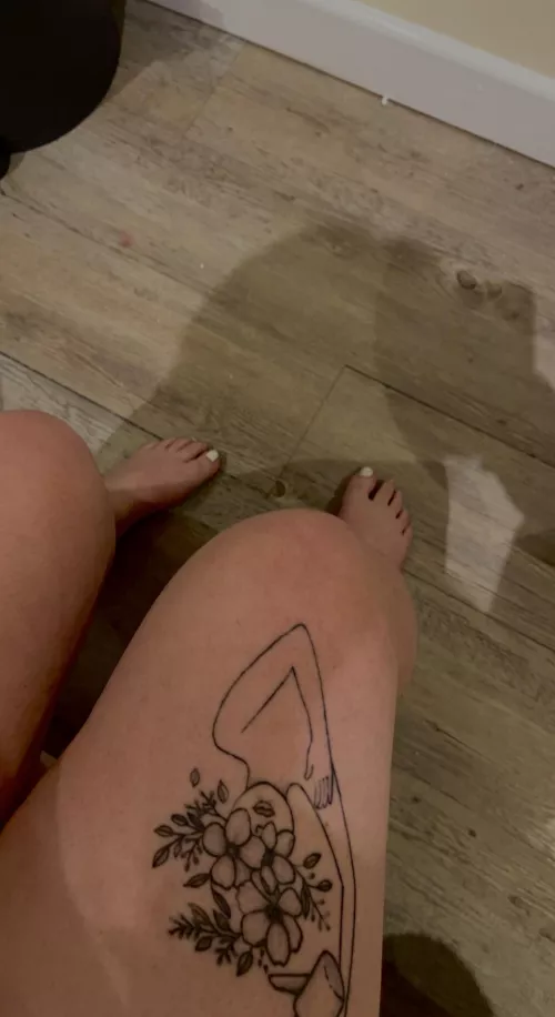 Painted my piggies, did I do a good job? 🤤