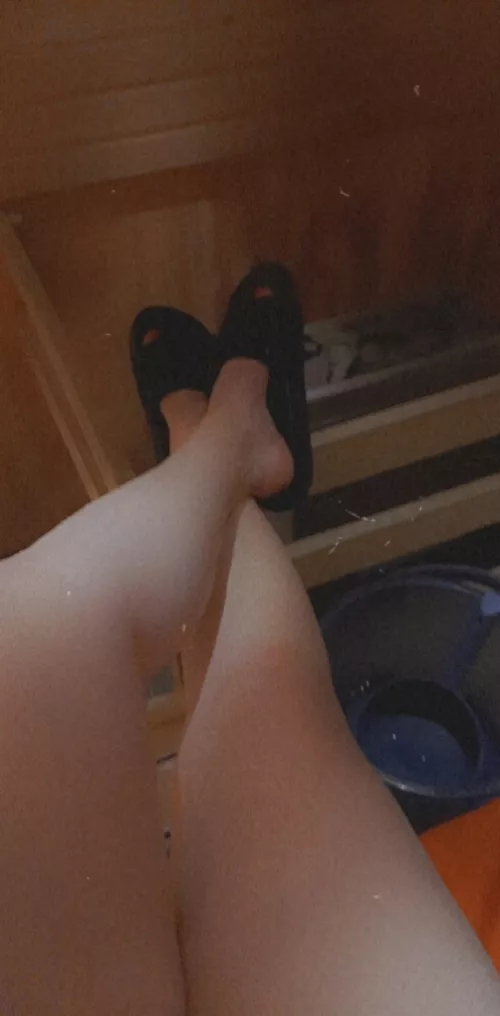 Pale Finnish legs in hot sauna 🔥🇫🇮 Kippis! 🍺