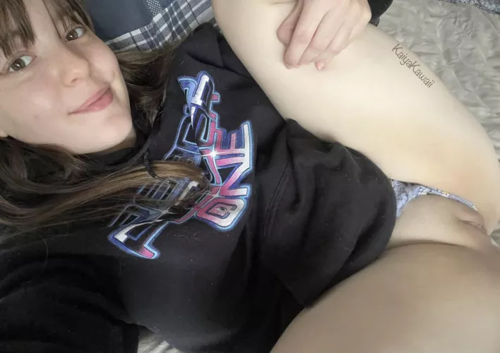 Panties to the side, now Iโm ready to play with myself ๐