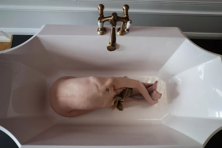 Parivrtta Paschimottanasana in my bathroom 👍🤩🧘‍♀️...do you like it?