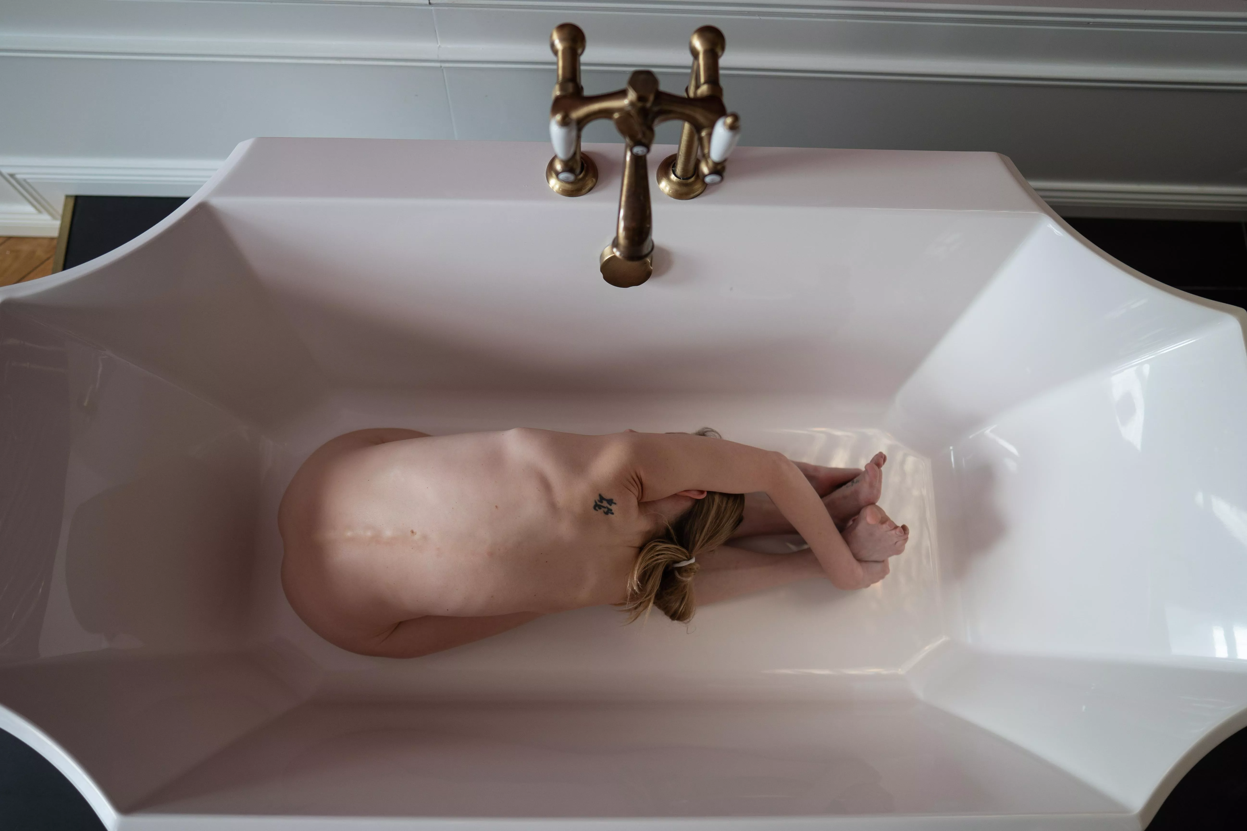 Parivrtta Paschimottanasana in my bathroom 👍🤩🧘‍♀️...do you like it?