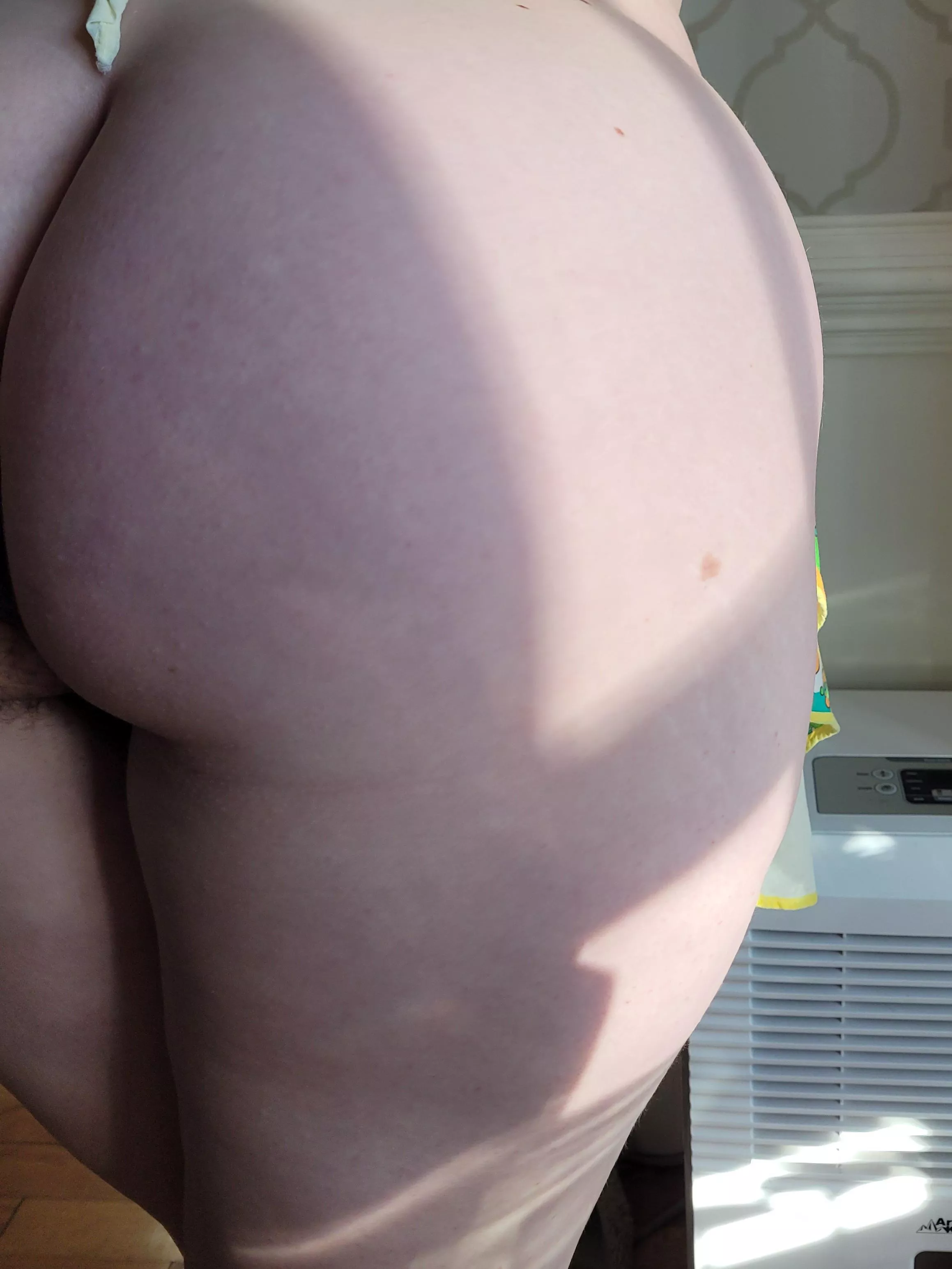 Peek a boo, let my pussy hair tickle you😘