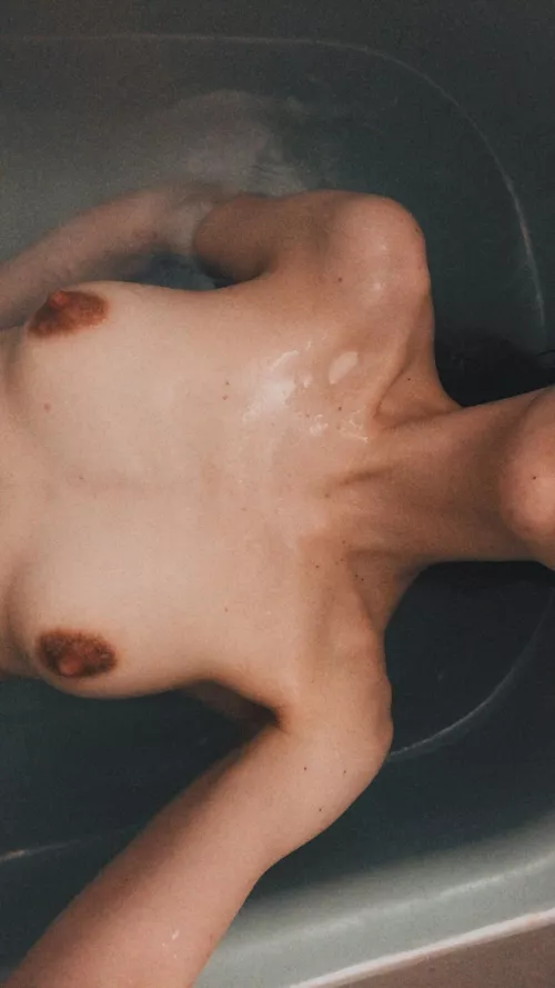 Perky in the bath 🤫🤷🏼‍♀️ I did a live show tonight